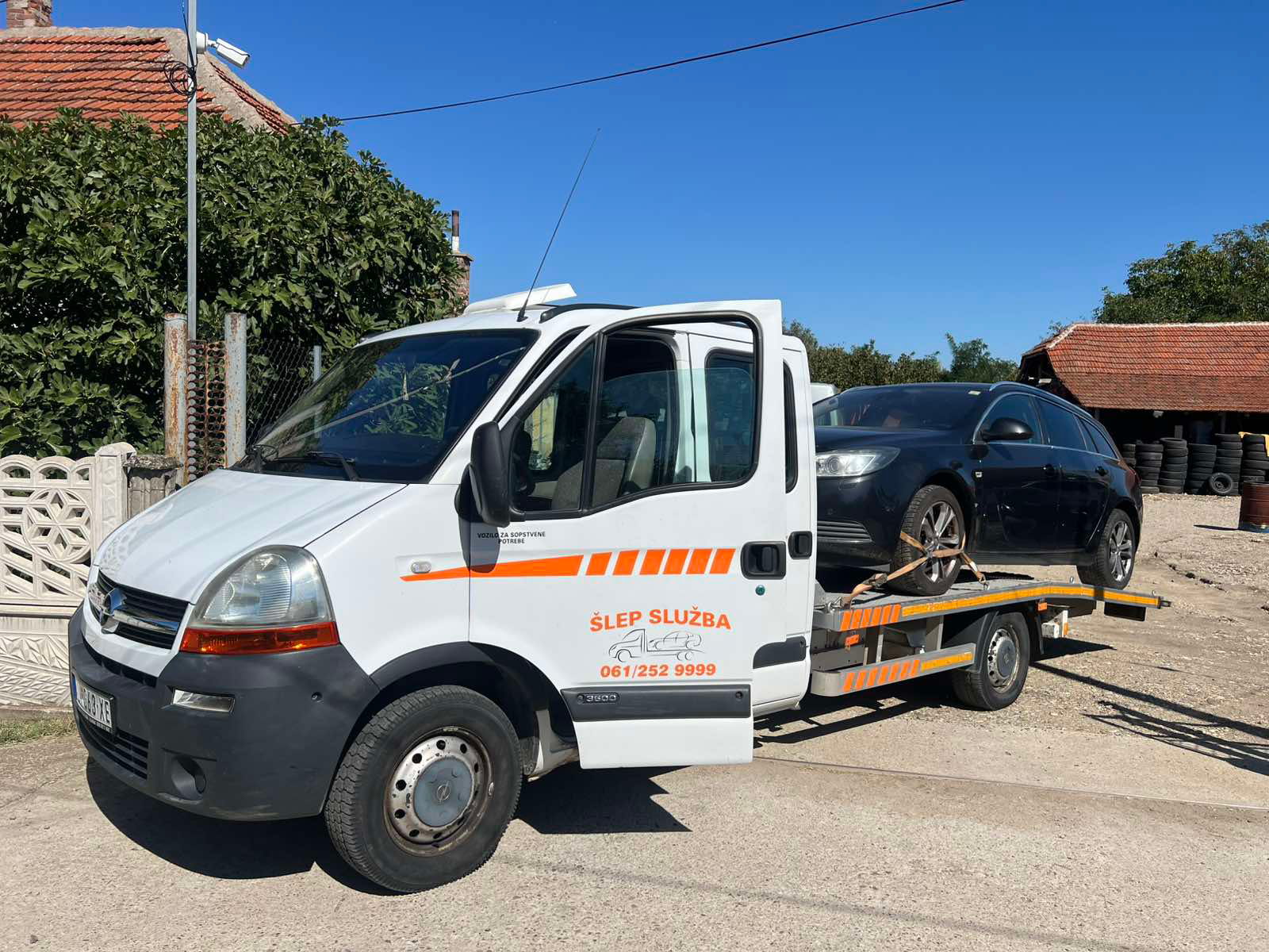 Utovar automobila na šlep platformu u Aleksincu